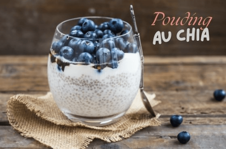 Pouding au chia garni de bleuets frais dans un verre, sur une toile de jute, avec le titre Pouding au chia