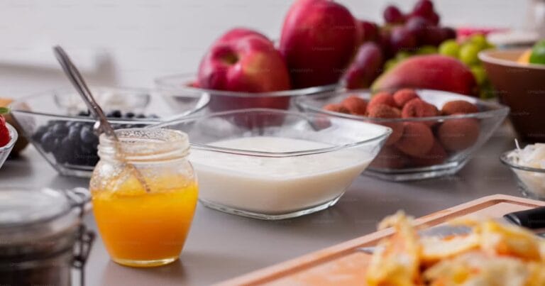 Bol déjeuner aux fruits frais, yogourt nature et granola