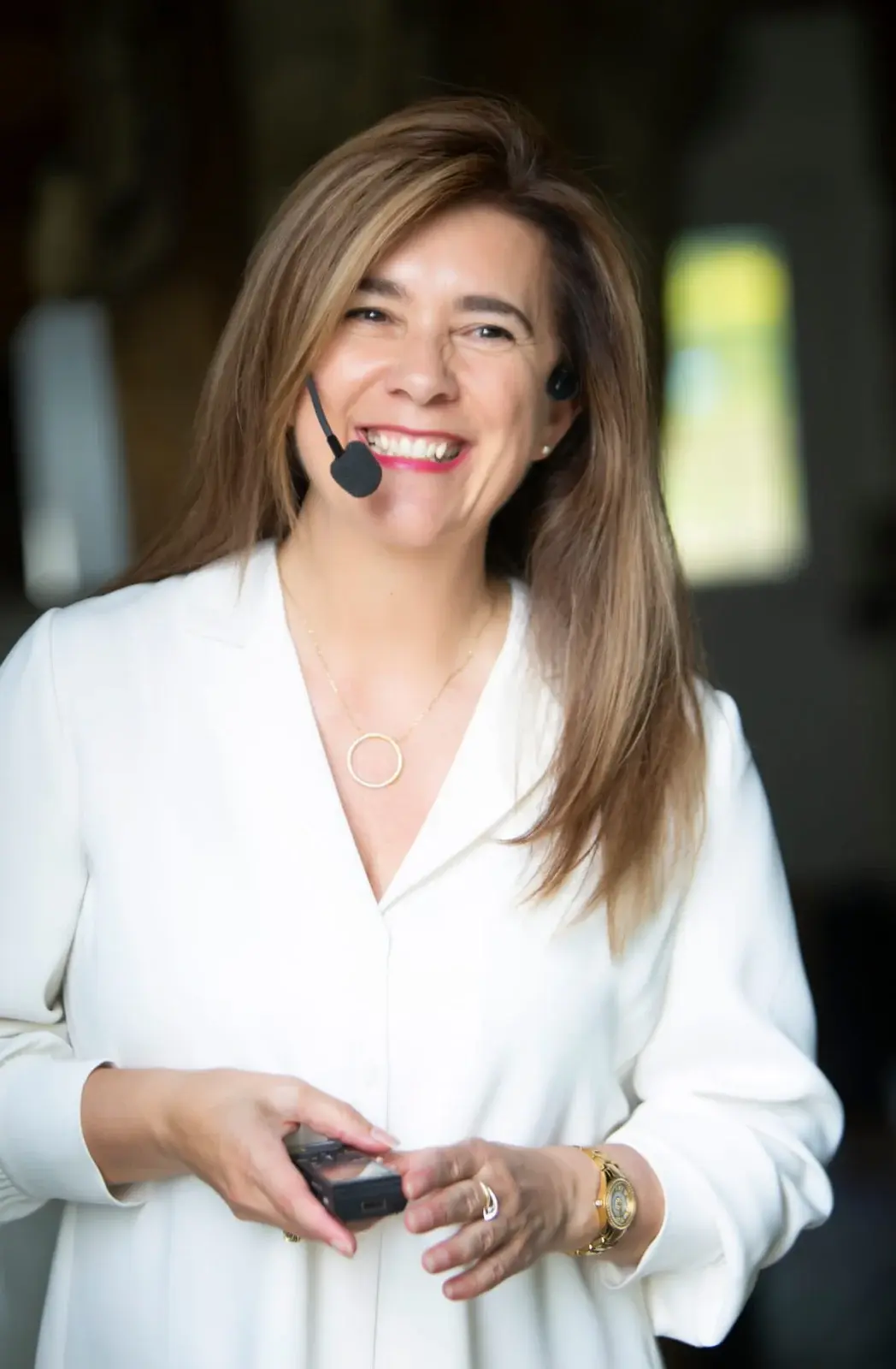 Johanne Côté en conférence, micro-casque, souriante